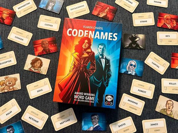 مراجعة لعبة Codenames – الدليل الشامل لملك الألعاب الجماعية وعالم العملاء السريين